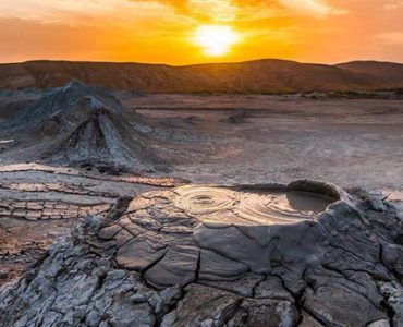Du lịch Azerbaijan – Hàng trăm núi lửa bùn kỳ lạ phun trào Du lịch Azerbaijan – Hàng trăm núi lửa bùn kỳ lạ phun trào